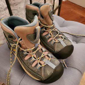 Keen Hiking Boots Size 9 never worn